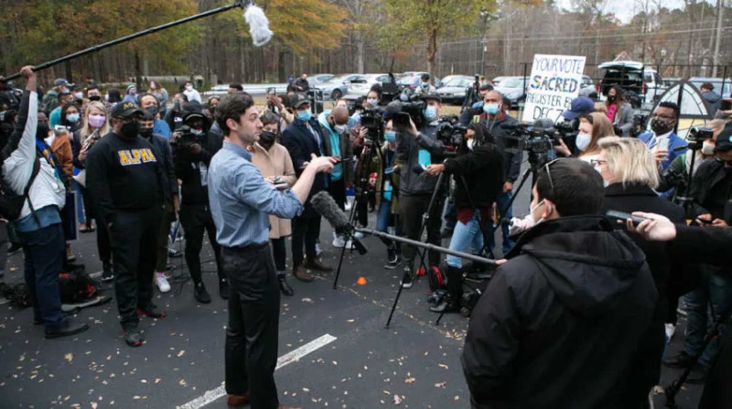 المرشح الديمقراطي جون أوسوف يتحدث خلال تجمع انتخابي أول من أمس (أ.ف.ب)