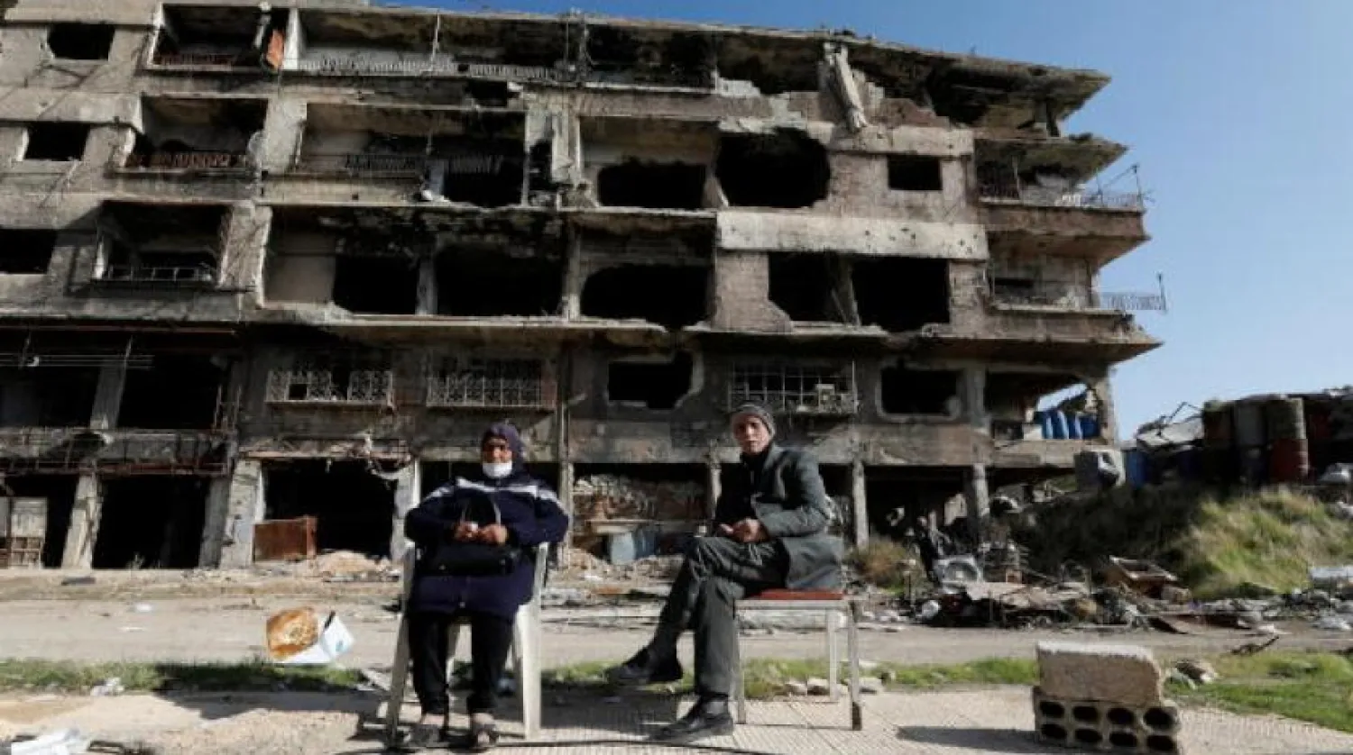 Şam’ın güney kesiminde kalan Yermuk Filistin Mülteci Kampı’na girmek için kontrol noktasında bekleyen insanlar (Reuters)