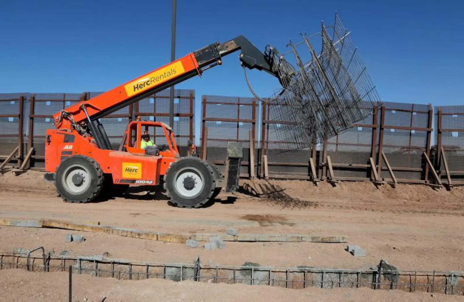 جانب من أعمال بناء الجدار على الحدود بين الولايات المتحدة والمكسيك (أ.ف.ب)