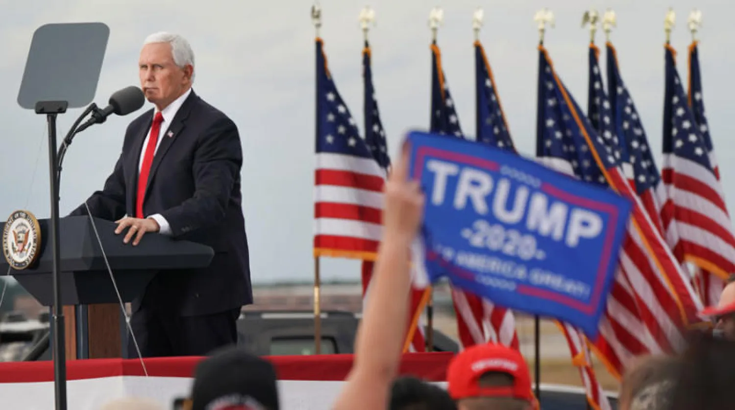 مايك بنس يتحدث خلال تجمع انتخابي في سفانا بجورجيا أول من أمس (رويترز)
