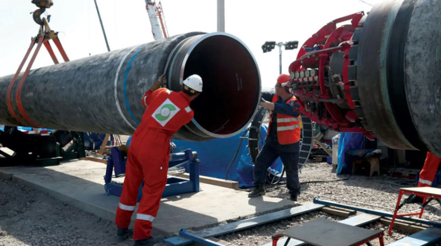 عمال في موقع تشييد لخط أنابيب «نورد ستريم 2» في منطقة لينينغراد الروسية (رويترز)