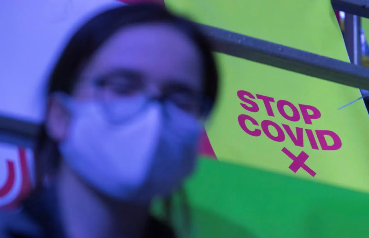 صورة لافتة تطالب بالحفاظ على مسافة اجتماعية على مقعد بينما يشاهد المتفرج مهرجان بريوريف للرياضات في موسكو (رويترز)