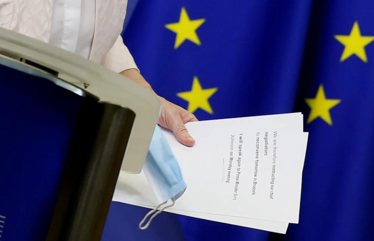 رئيسة المفوضية الأوروبية أورسولا فون دير لاين تمسك ملاحظاتها وهي تبتعد عن المنصة بعد الإدلاء ببيان أمام الكاميرا بشأن مفاوضات خروج بريطانيا من الاتحاد الأوروبي (أ.ب)