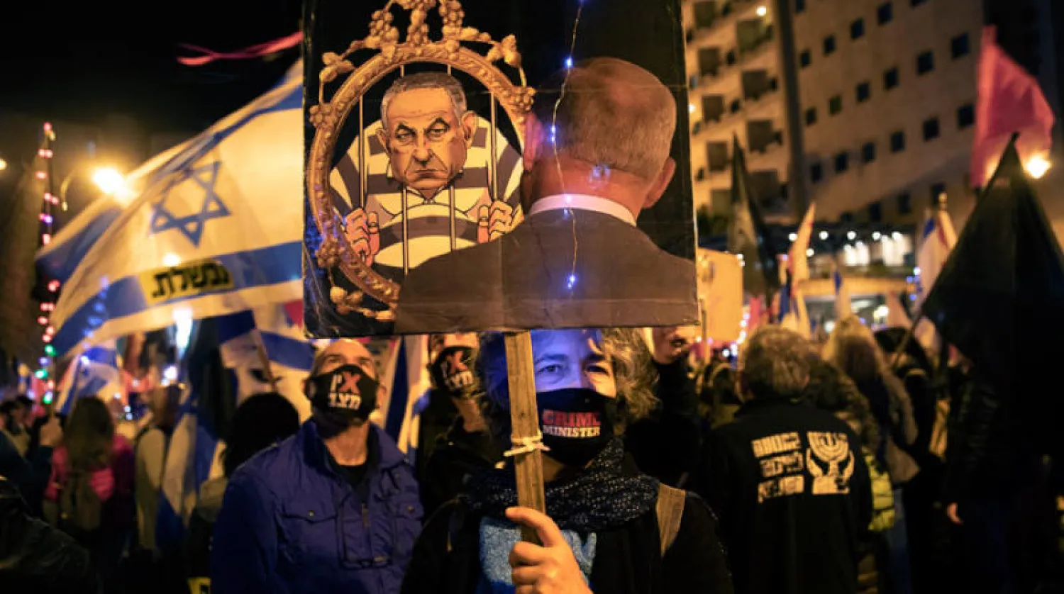 احتجاجات صاخبة ضد نتنياهو أمام مقر إقامته في القدس مساء السبت (أ.ب)