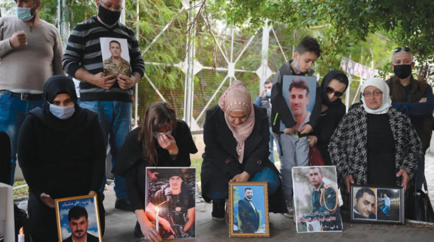 وقفة لمجموعة من عائلات ضحايا انفجار مرفأ بيروت للمطالبة بتسريع التحقيقات (إ.ب.أ)