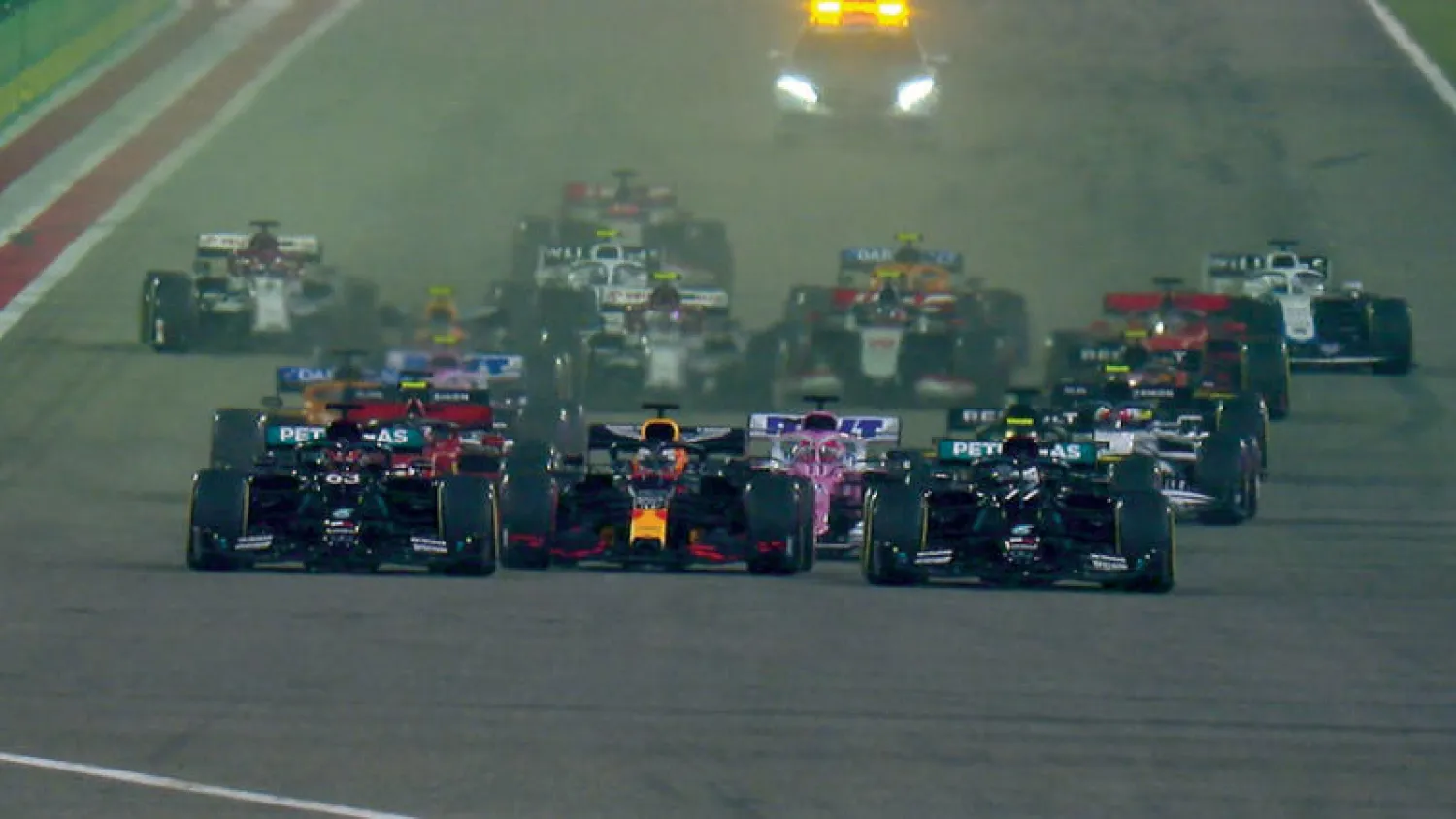 جانب من سباق «فورمولا 1 البحرين» أول من أمس (المركز الإعلامي لـ«فورمولا 1 البحرين»)