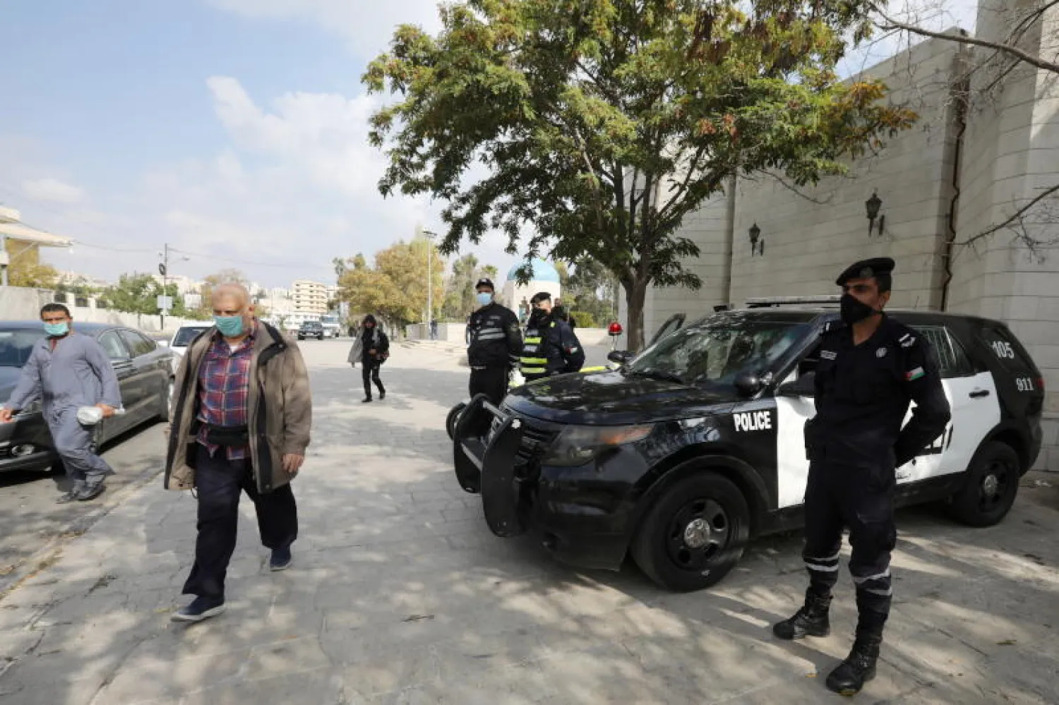 أفراد من الشرطة الأردنية منتشرون لتطبيق الحظر منعاً لارتفاع أعداد المصابين بـ«كورونا» (رويترز)