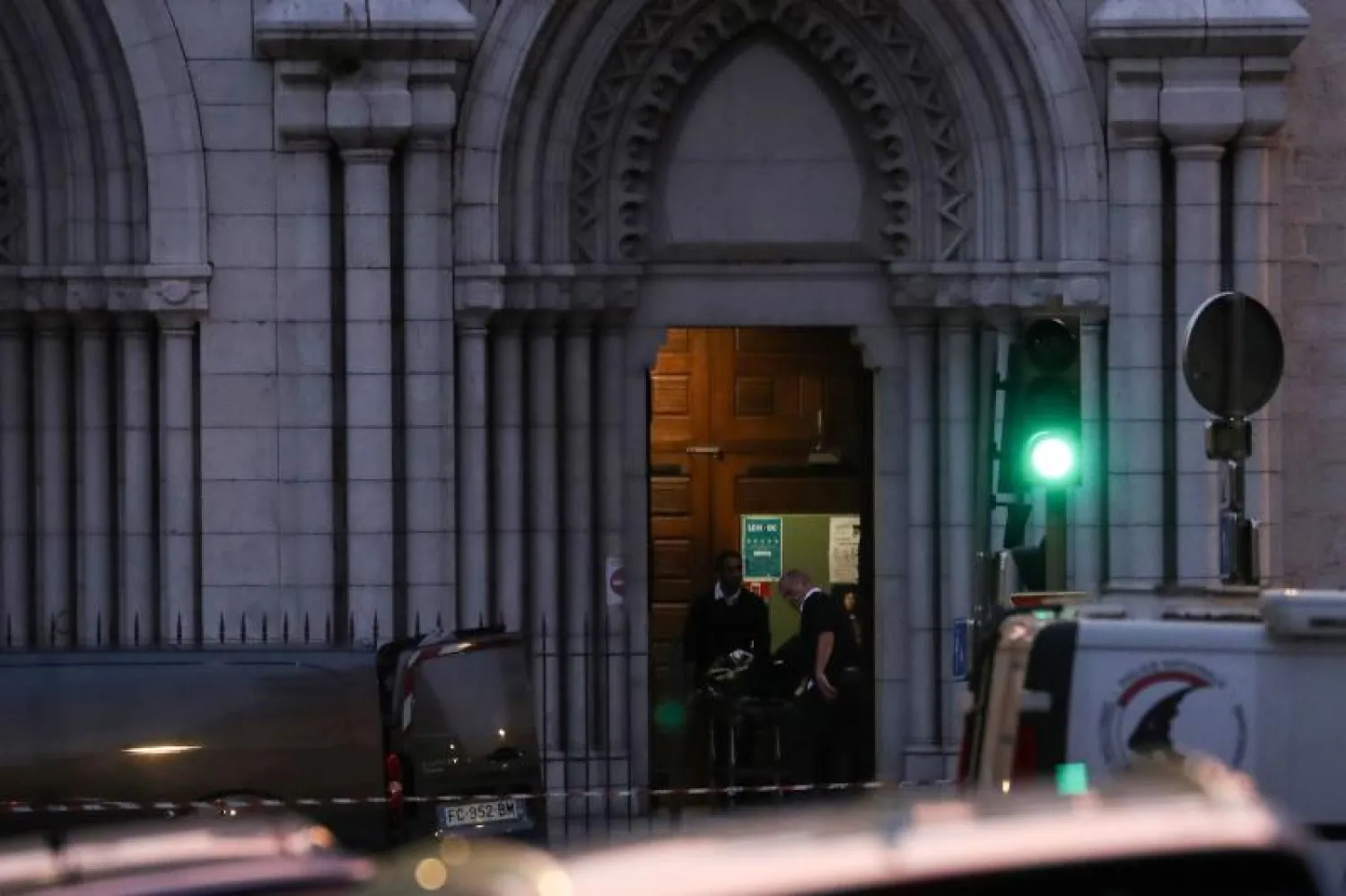 صورة لإبراهيم عويساوي تظهر في يد والدته في منزل العائلة بمدينة صفاقس (أ.ف.ب)