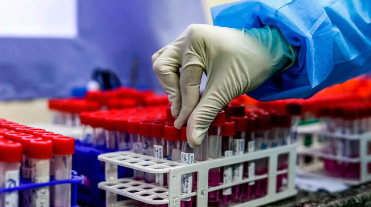 أحد مراكز فحص «كورونا» في قطاع غزة (أ.ف.ب)