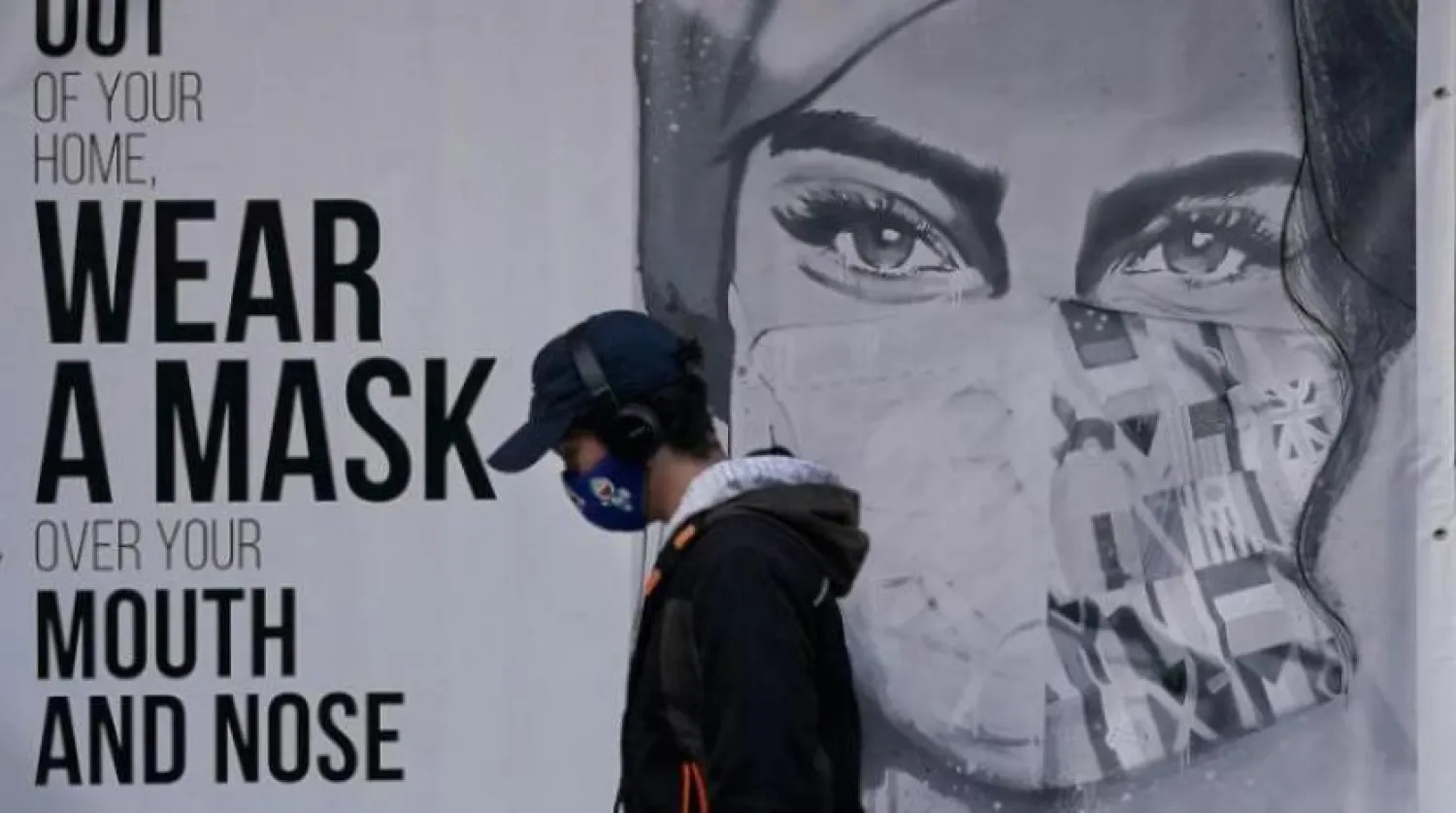 ABD’nin Kaliforniya eyaletinde koronavirüse karşı farkındalık yaratmak için asılan afişler (AP)