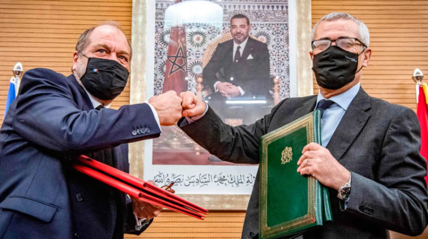 وزير العدل المغربي محمد بن عبد القادر مع نظيره الفرنسي اريك ديبون موريتي في الرباط أمس (أ.ف.ب)