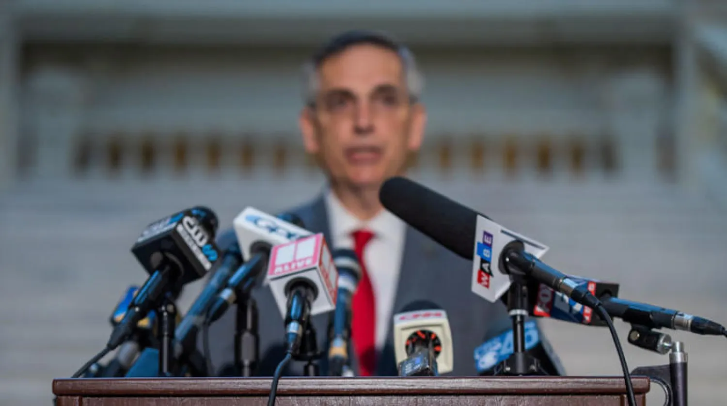 براد رافينسبيرغر المسؤول الأول عن الانتخابات في ولاية جورجيا يتحدث في أتلانتا أمس حول جولة الإعادة المقررة مطلع يناير (إ.ب.أ)