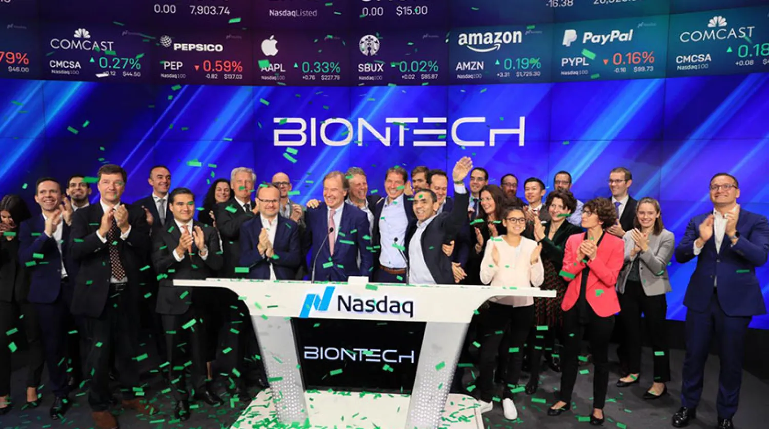 İki Türk asıllı Almanya vatandaşı doktor Uğur Şahin ve eşi Özlem Türeci, BioNTech şirketinin bir grup çalışanı ile birlikte (Nasdaq)