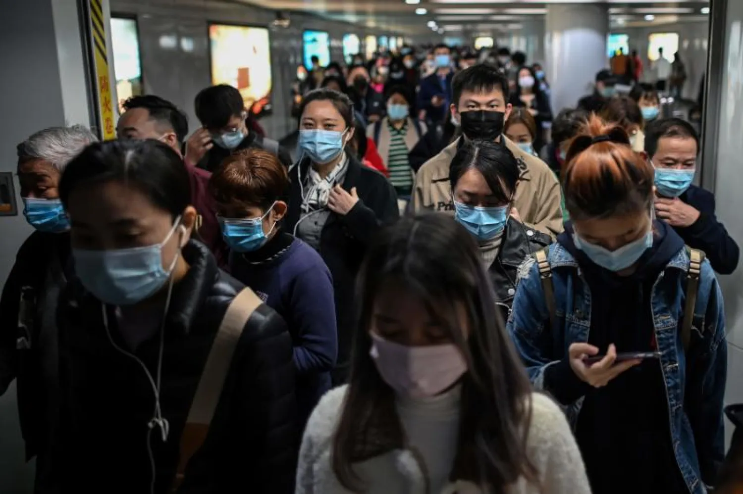 ركاب يضعون الكمامات في محطة لقطار الأنفاق بشنغهاي (أ.ف.ب)