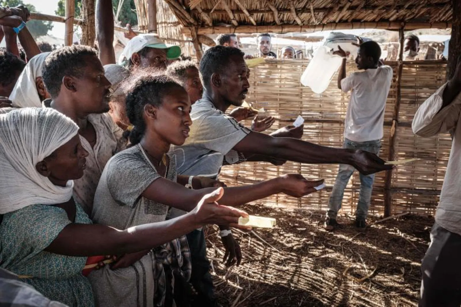 لاجئون إثيوبيون فروا من الصراع في إقليم تيغراي إلى السودان (أ.ف.ب)