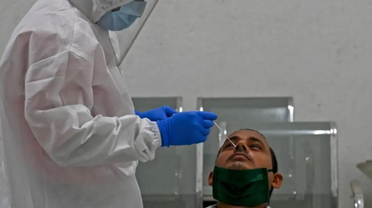 Hindistan’da koronavirüs testi yaptıran bir vatandaş (AFP)