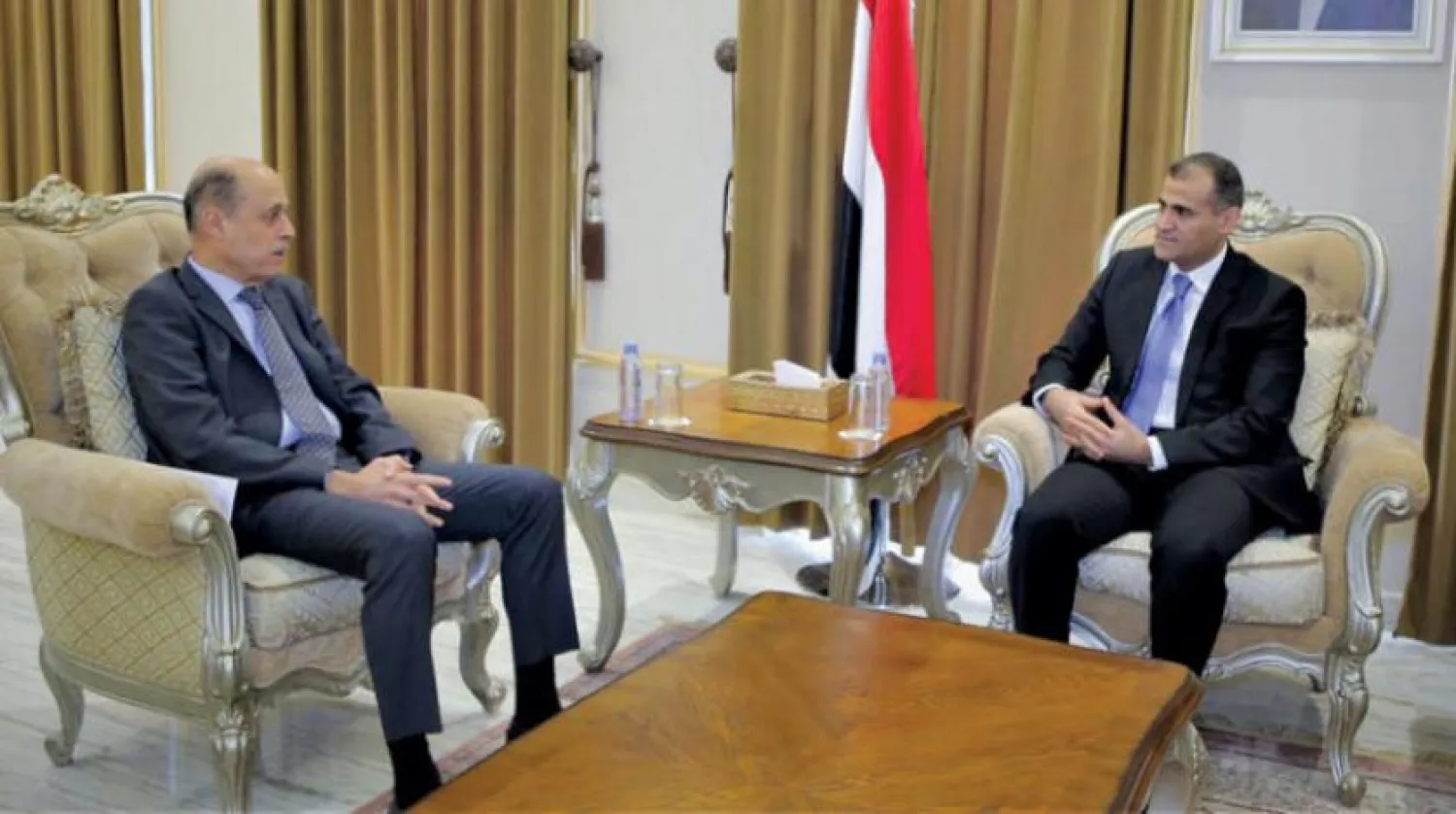 Yemen Dışişleri Bakanı Muhammed el-Hadrami ve BM Yemen Özel Temsilcisi Martin Griffiths'in Yardımcısı Muin Şureym, dün, bir araya geldi (SABA)