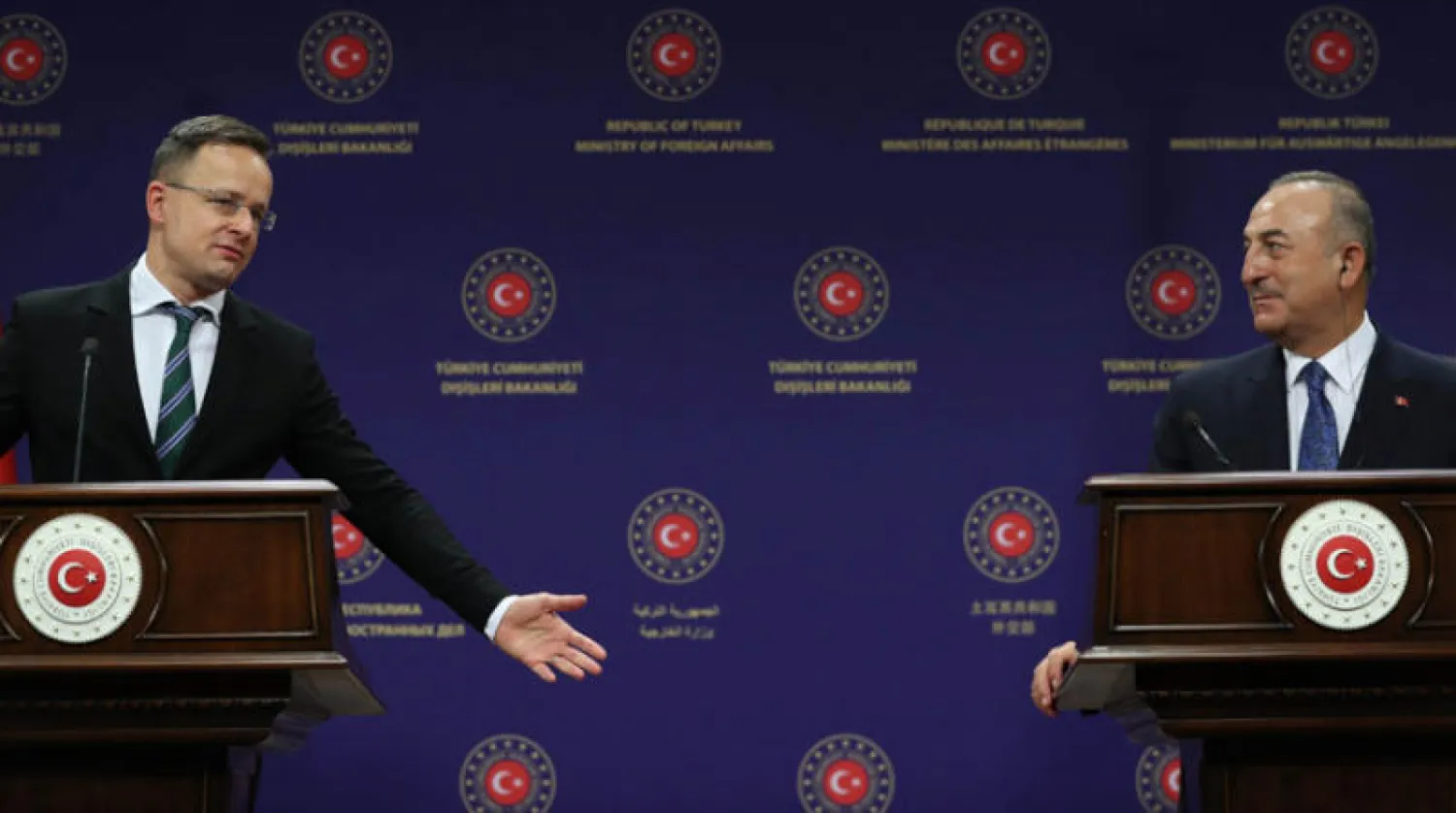 وزيرا الخارجية التركي (يمين) والمجري خلال مؤتمر صحافي في أنقرة أمس (أ.ف.ب)