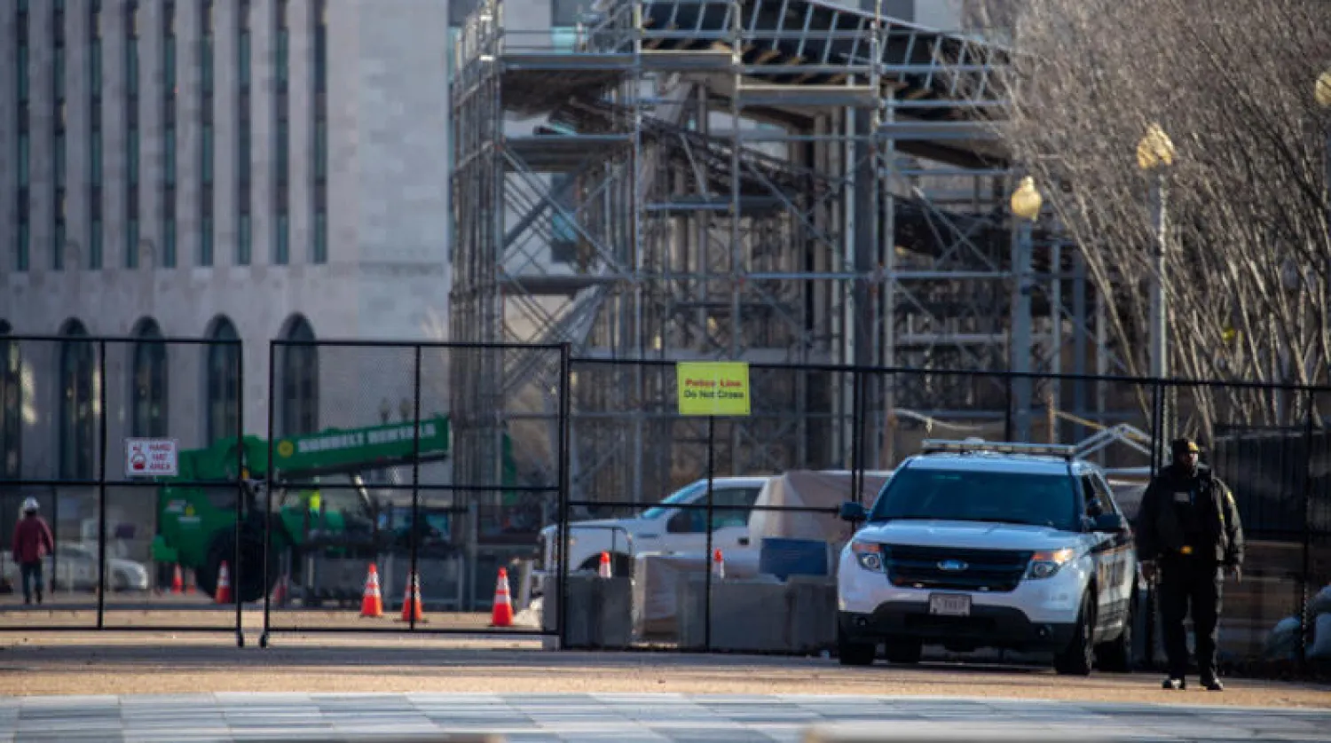 إعداد منصة تنصيب الرئيس الأميركي الجديد قرب بنسلفانيا أفنيو بالعاصمة الأميركية (إ.ب.أ)