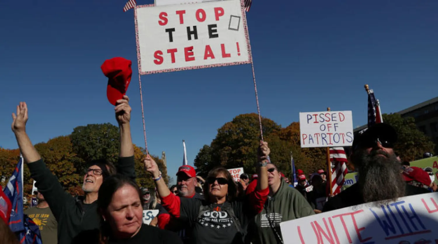 مؤيدون لترمب يتظاهرون الشهر الماضي أمام مقر برلمان ولاية بنسلفانيا التي فاز بها جو بايدن (رويترز)