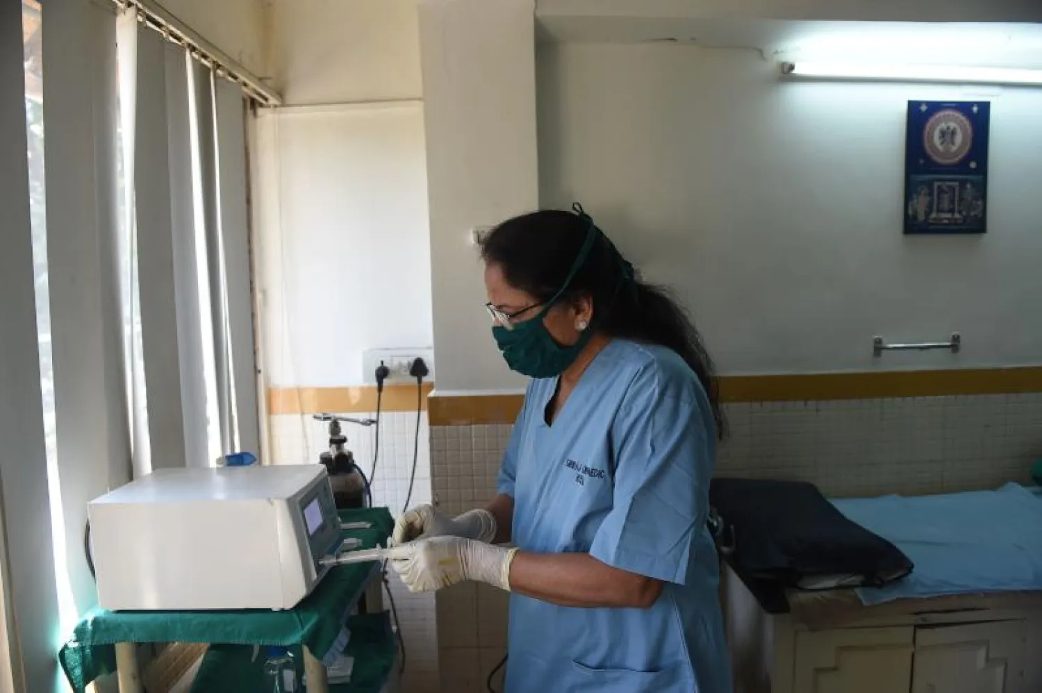 طبيبة تقوم بتشغيل مولِّد الأوزون الذي يُستخدم أيضاً لعلاجات فيروس «كورونا» بمركز «جيريراج للعلاج بالأوزون» في أحمد آباد (أ.ف.ب)