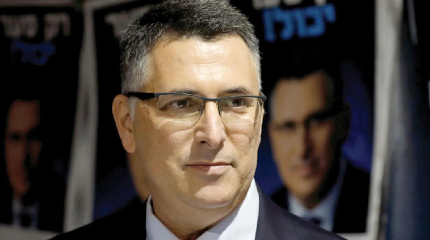 جدعون ساعر أحد قادة حزب الليكود الذي انشق عنه (رويترز)