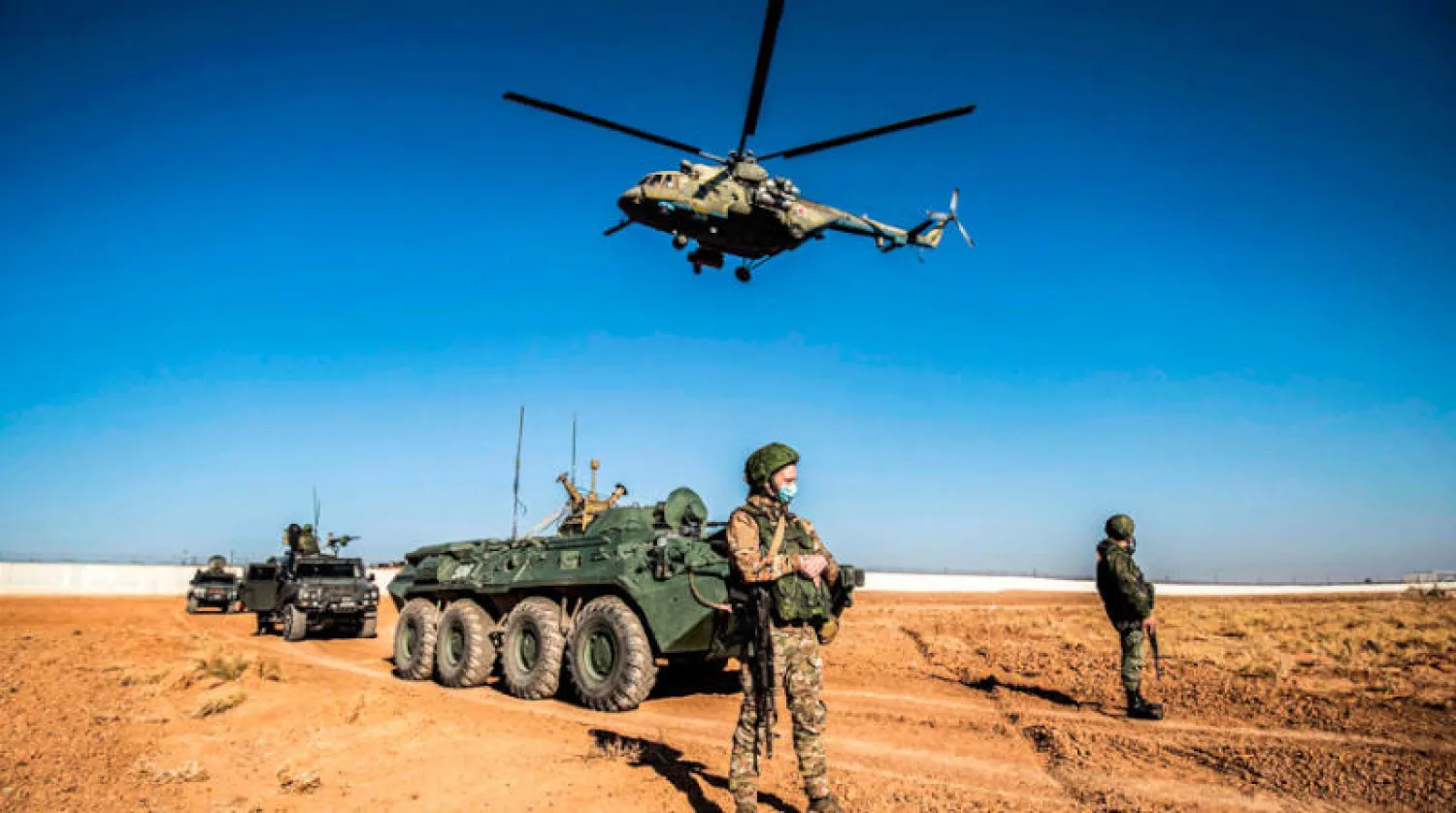 مروحية روسية تحلق فوق دورية روسية - تركية في ريف الحسكة في 7 الشهر الجاري (أ.ف.ب)