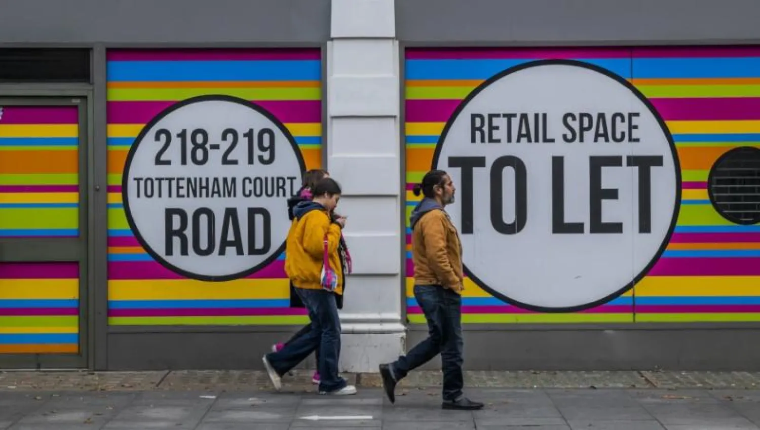 أشخاص يسيرون أمام أحد المتاجر في لندن (الغارديان)