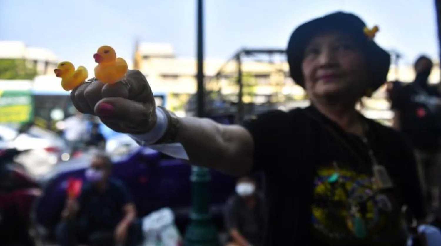 Bangkok’ta bir gösterici sarı ördekli yüzük takıyor