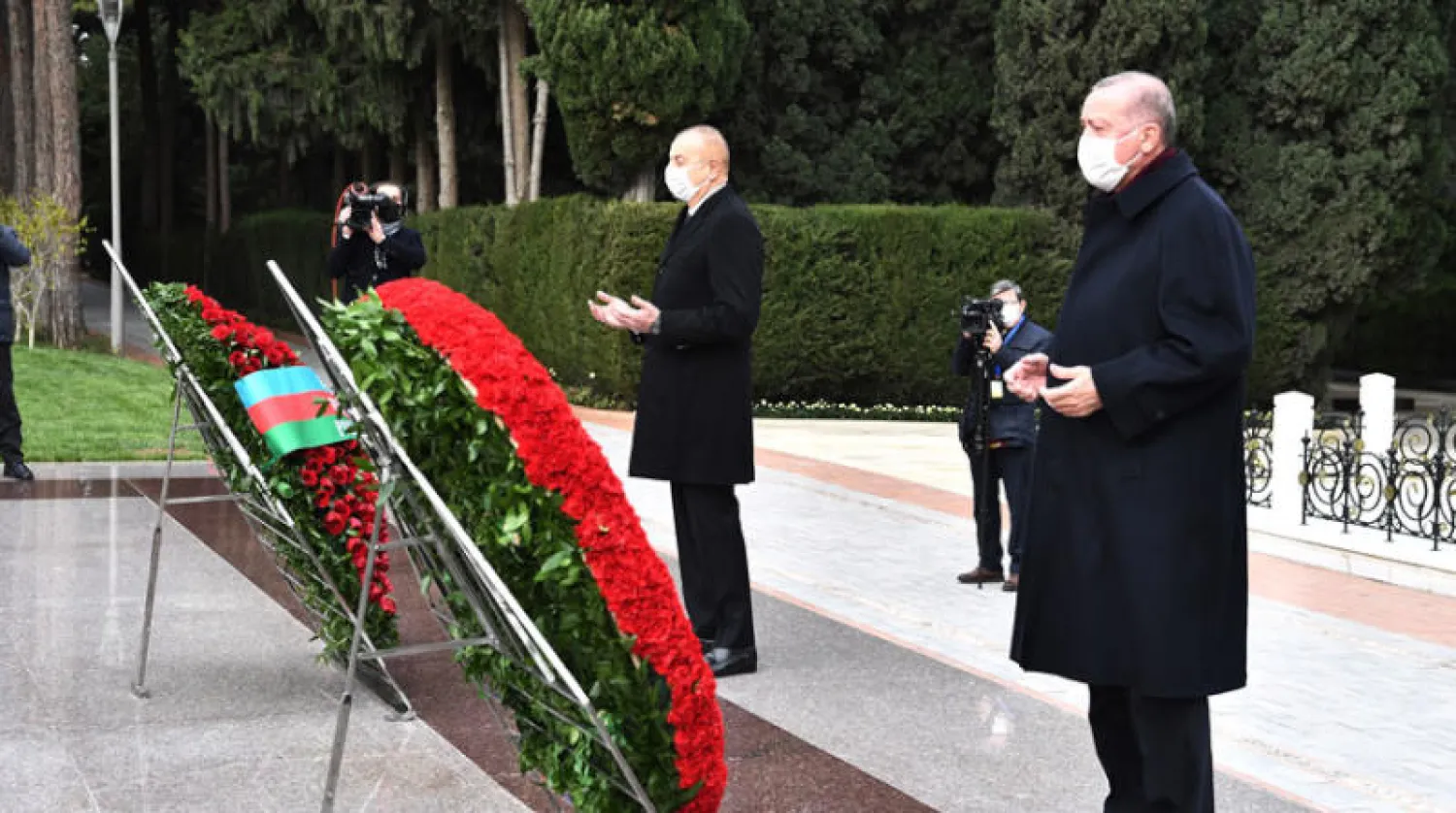 إردوغان ونظيره الأذربيجاني إلهام علييف في احتفال أُقيم في باكو أول من أمس بـ «الانتصار» في حرب ناغورني قره باغ (إ.ب.أ)