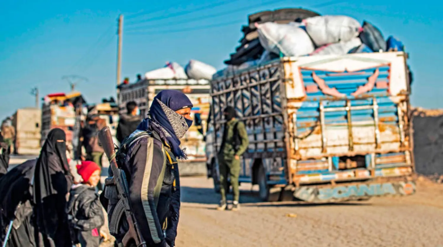 سوريون ينتظرون الخروج من مخيم الهول في شمال شرقي سوريا أول من أمس (أ.ف.ب)