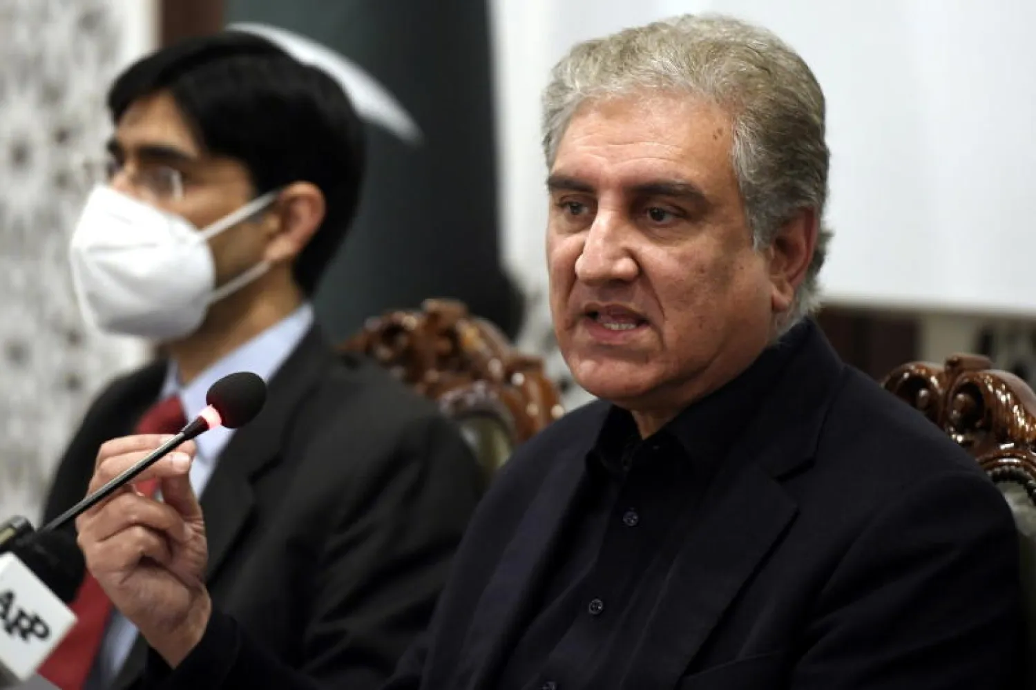 وزير الخارجية الباكستاني شاه محمود قريشي خلال مؤتمر صحافي في إسلام آباد (إ.ب.أ)