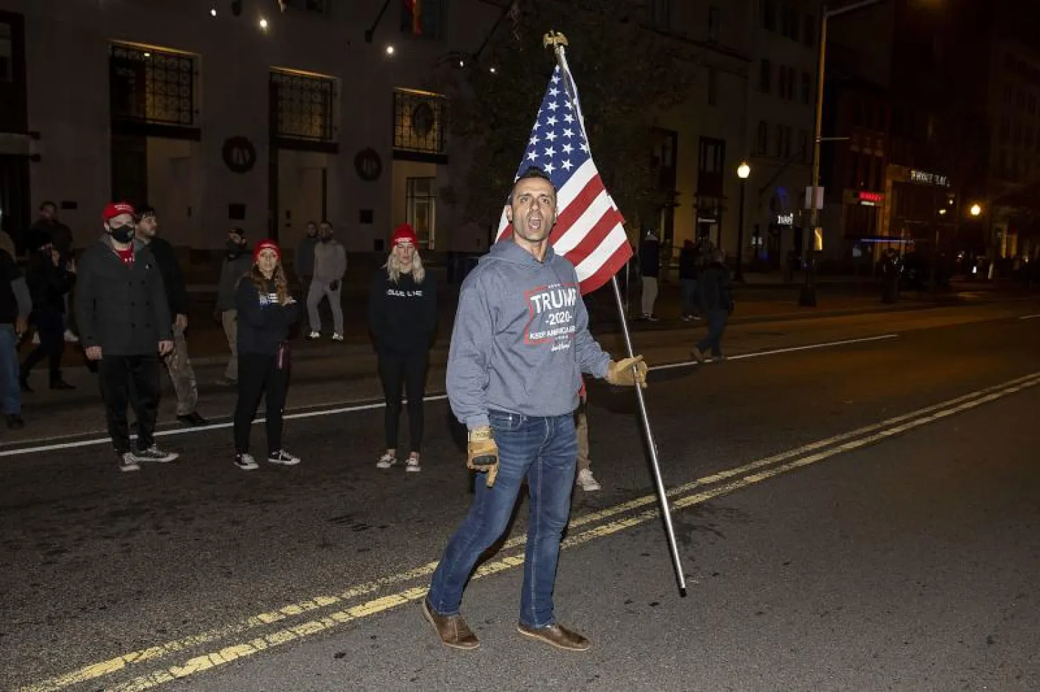 أحد أنصار الرئيس الأميركي دونالد ترمب يشارك في الاحتجاجات بواشنطن على نتيجة الانتخابات الرئاسية (أ.ف.ب)