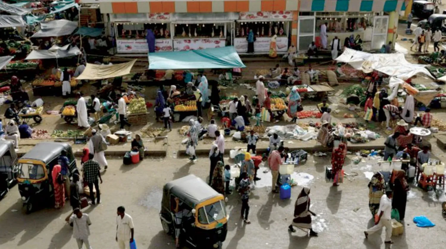 يعاني السودان أحد أعلى معدلات التضخم في العالم رغم الجهود الحكومية (رويترز)