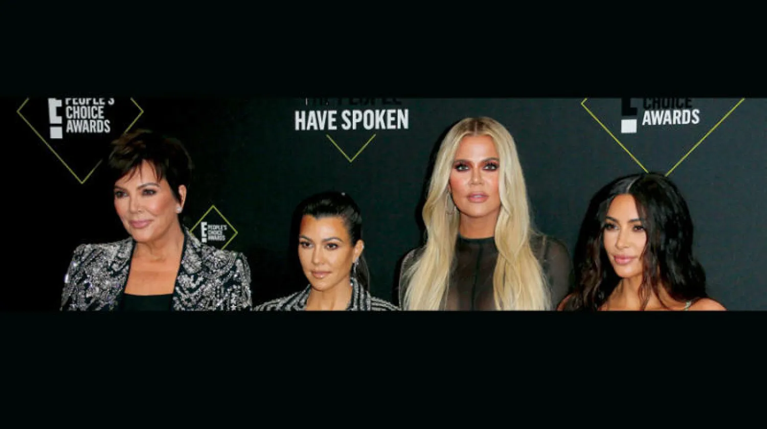 صورد أرشيفية تجمع عائلة كارداشيان كريس جونز وإلى يسارها بناتها كولرتني وكليو وكيم (أ.ف.ب)