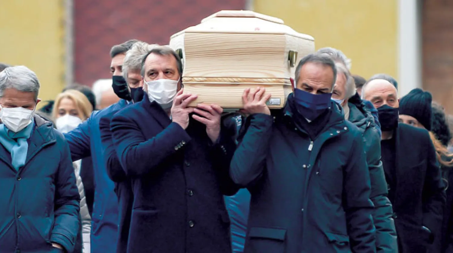 نجوم إيطاليا في مونديال 82 يحملون نعش باولو روسي (أ.ب)