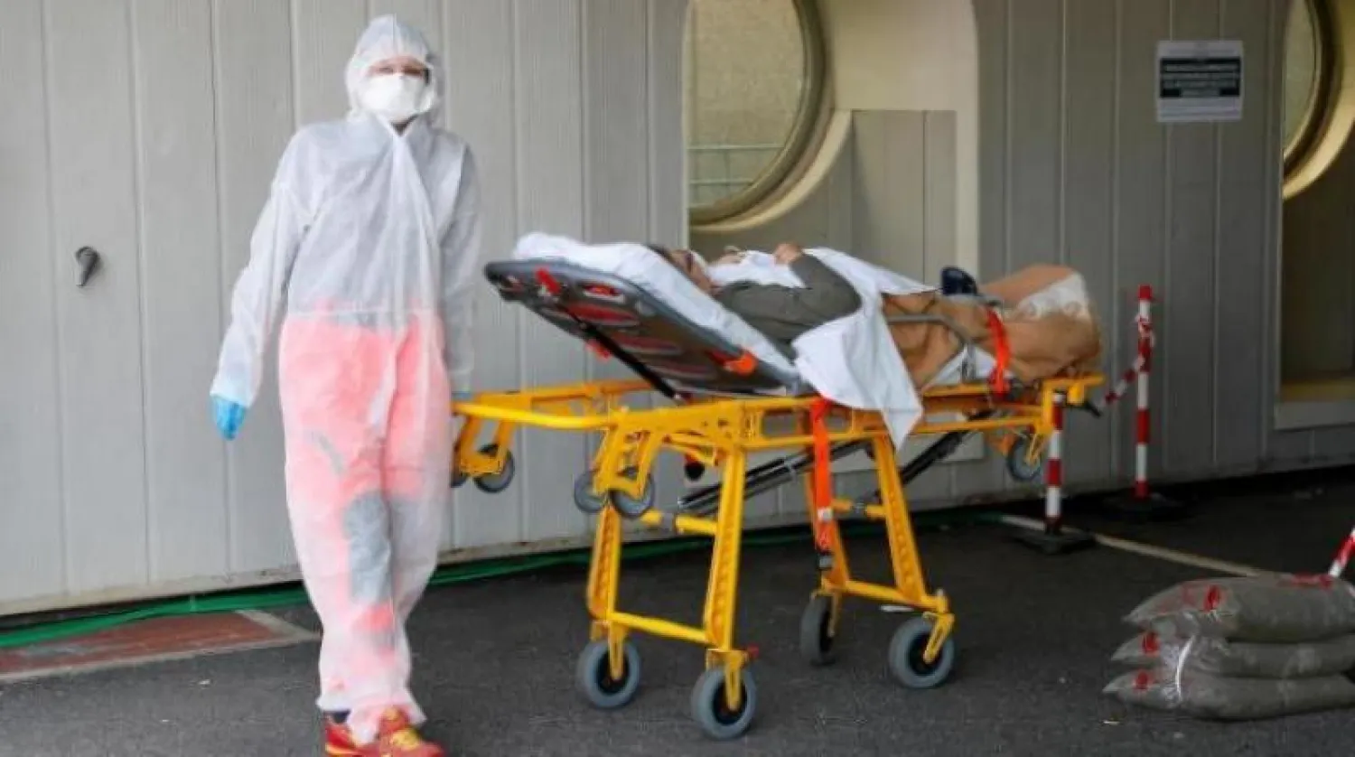 مريض مصاب بفيروس «كورونا» يصل إلى مستشفى في روما (رويترز)