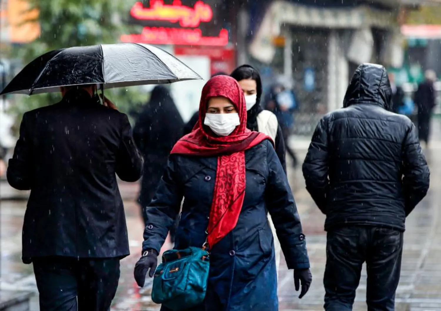 أشخاص يضعون كمامات في طهران (أ.ف.ب)