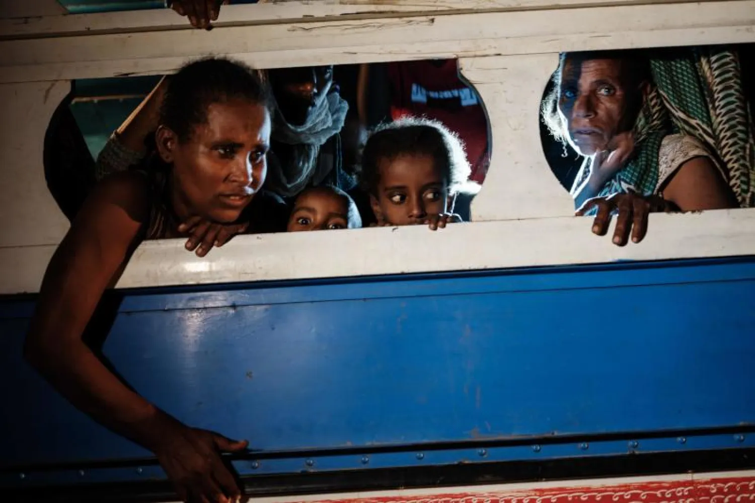 إثيوبيون فارون من إقليم تيغراي بعد اندلاع مواجهات عسكرية مع الجيش الاتحادي (أ.ف.ب)