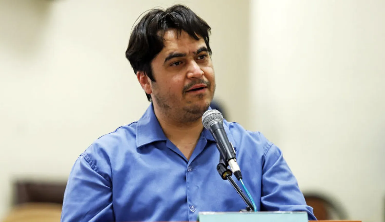 المعارض الإيراني روح الله زم (أ.ب)