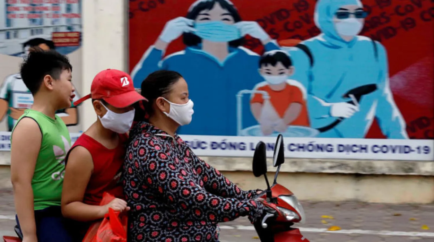 أصبح لبس الكمامة أمراً روتينياً في أغلب البلدان (رويترز)