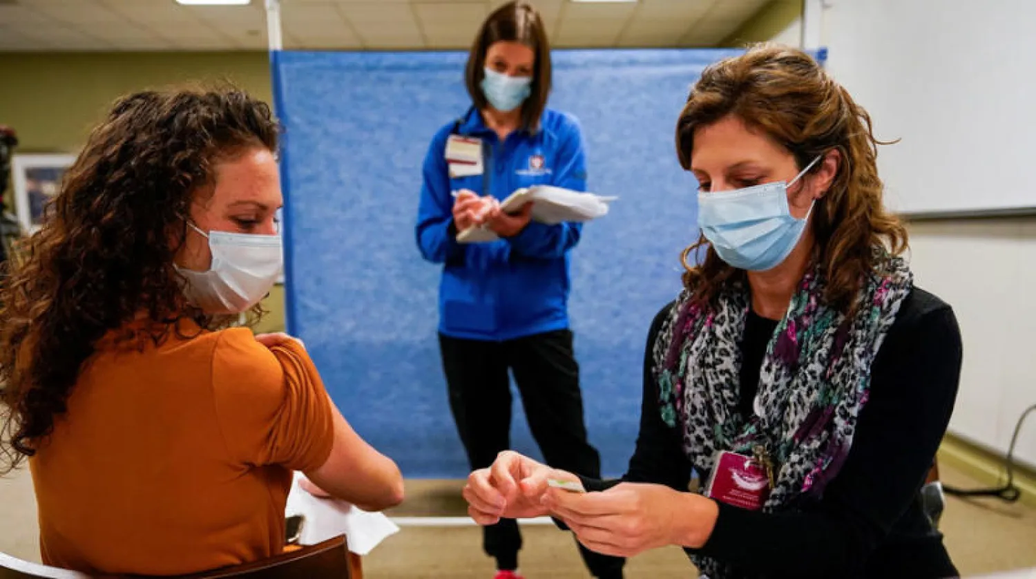 عاملو الصحة يتدربون على استخدام لقاح «فايزر» في ولاية إنديانا أمس (رويترز)