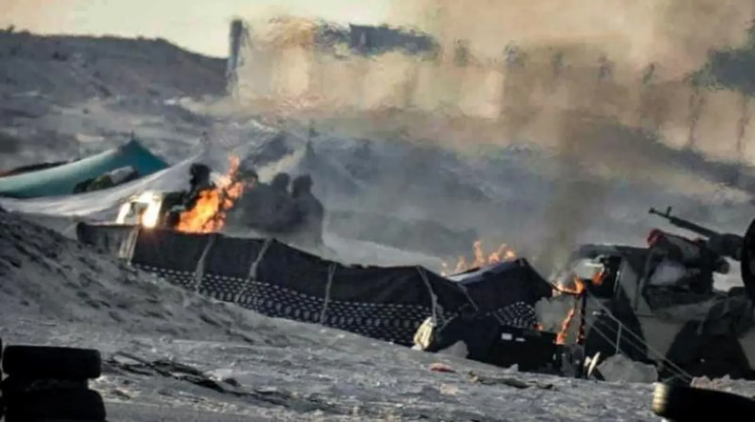 صورة وزعها الجيش المغربي لعملية إحراق مخيم قام بها مؤيدو جبهة البوليساريو في الكركرات (أ.ف.ب)