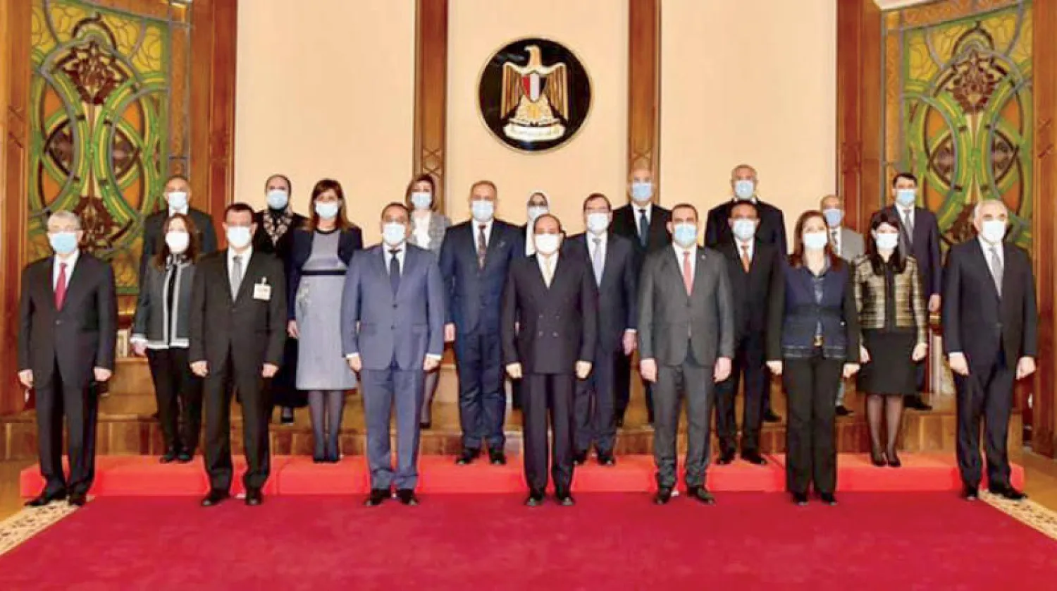 الرئيس المصري خلال استقباله الوفد الوزاري العراقي بحضور مسؤولين مصريين أمس (الرئاسة المصرية)