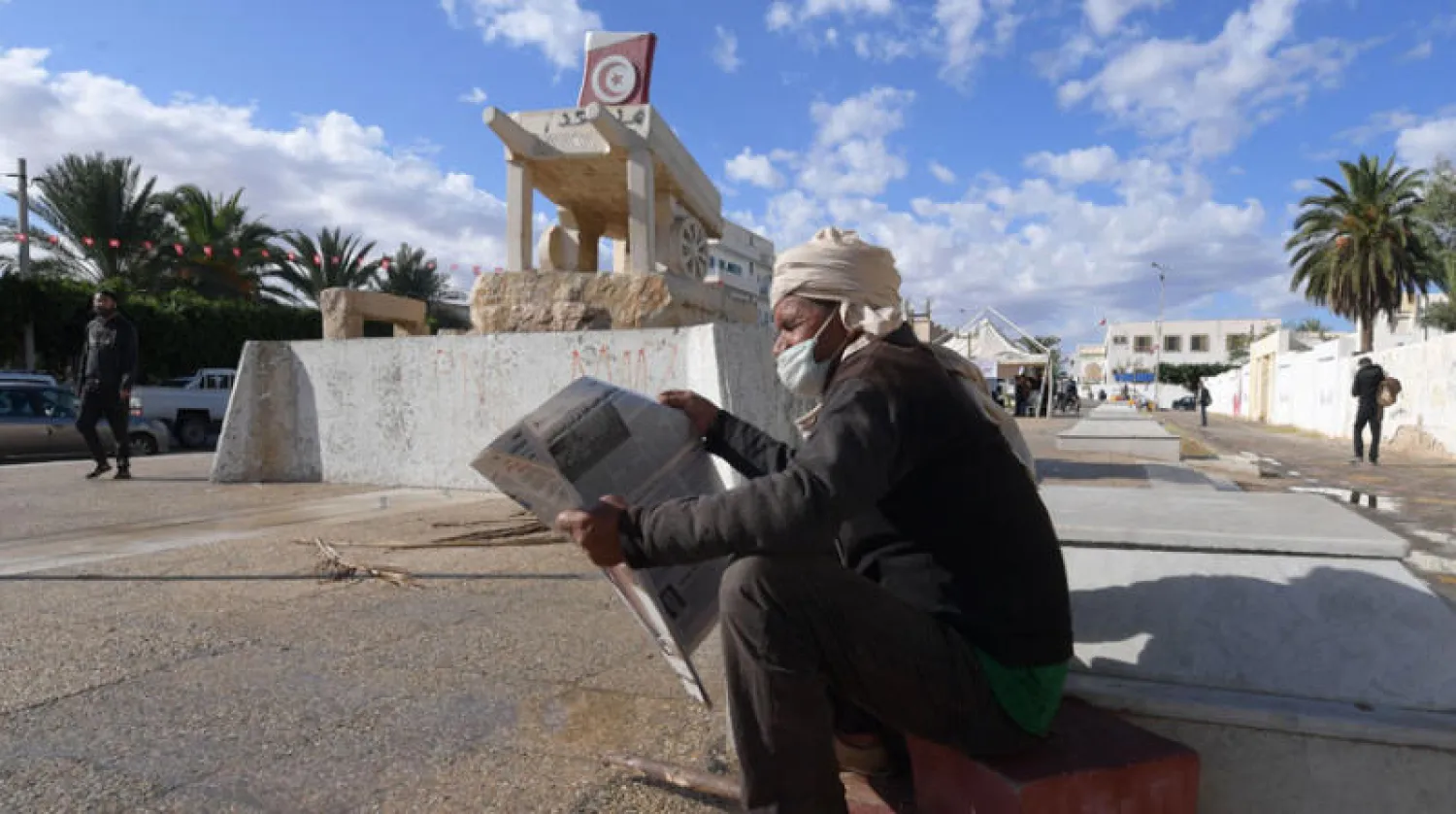 مواطن قرب ساحة لتخليد ذكرى محمد البوعزيزي الذي أدت حادثة إشعاله النار بنفسه إلى تفجير الثورة التونسية في ديسمبر عام 2010، في مدينة سيدي بوزيد بوسط تونس (أ.ف.ب)