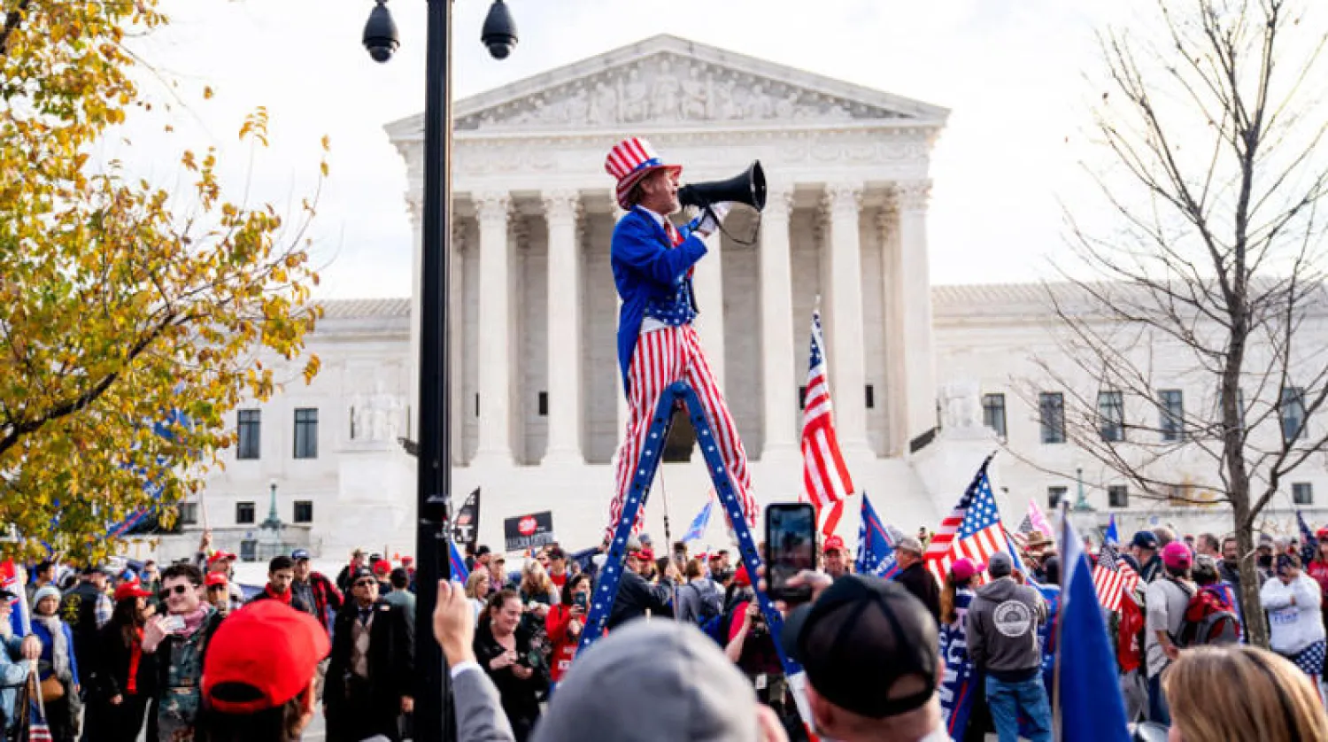 تجمّع أنصار ترمب خارج مقر المحكمة العليا أمس (إ.ب.أ)