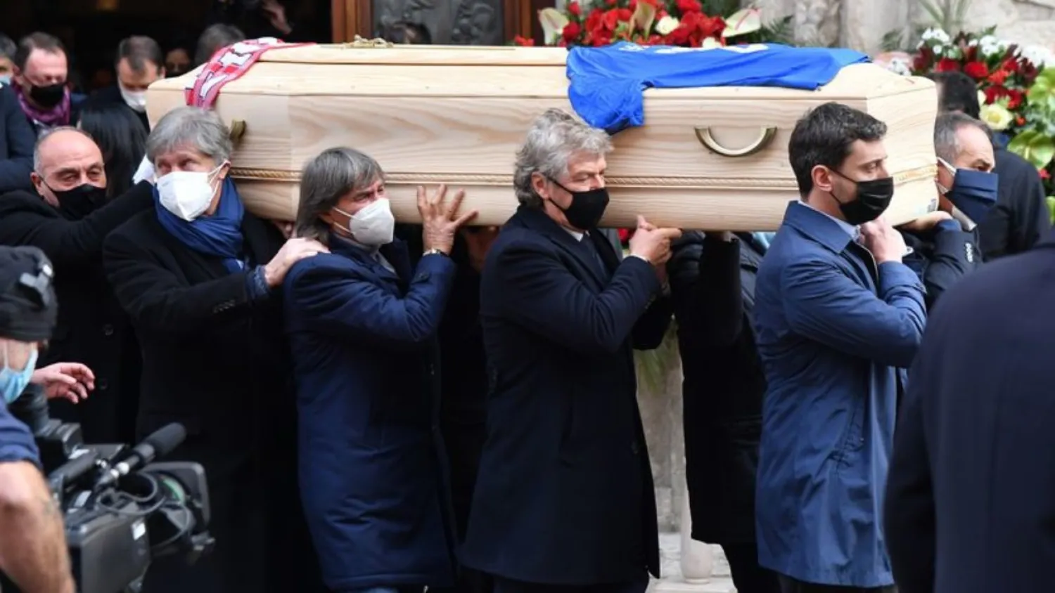 Paolo Rossi’s coffin was carried to the cathedral by his team mates from the 1982 World Cup-winning side. (Reuters)