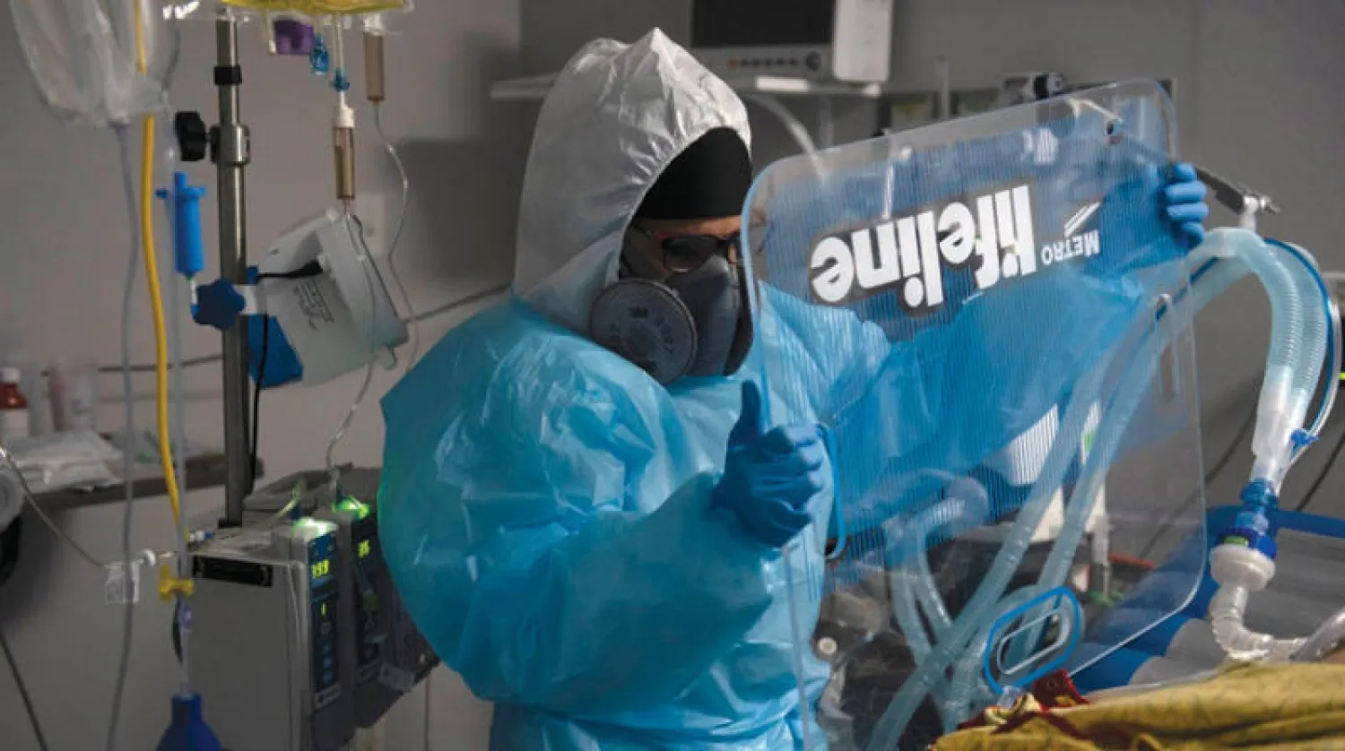 عامل صحي في أحد مستشفيات ولاية تكساس التي ستتلقى اللقاح (رويترز)