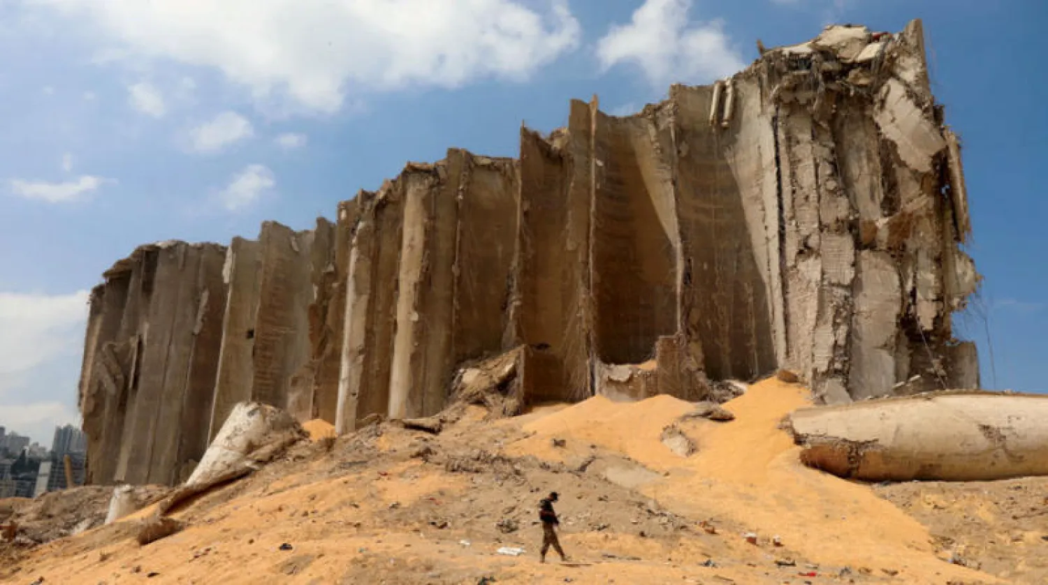 عنصر من الجيش اللبناني في موقع انفجار مرفأ بيروت (رويترز)