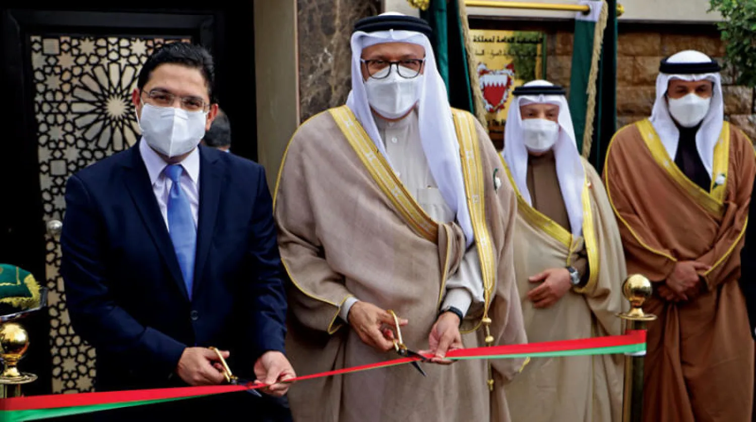 وزيرا الخارجية المغربي والبحريني خلال افتتاح قنصلية البحرين في العيون أمس (أ.ف.ب)